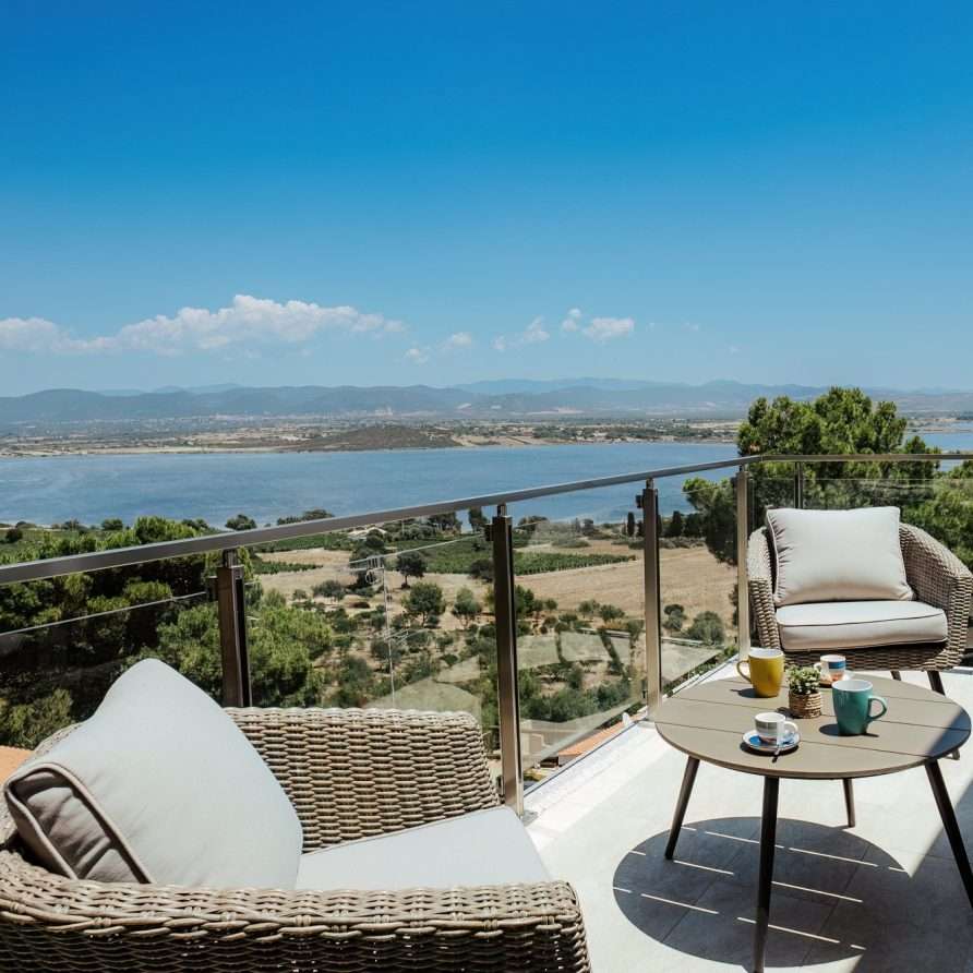 Shambala Attic Porto Pino – Terrasse mit Blick auf die Lagune