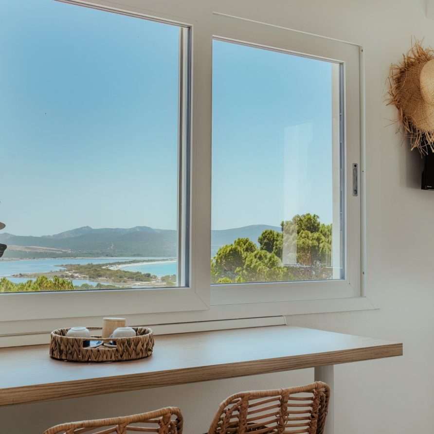 Shambala Attic Porto Pino – Fenster mit Meerblick