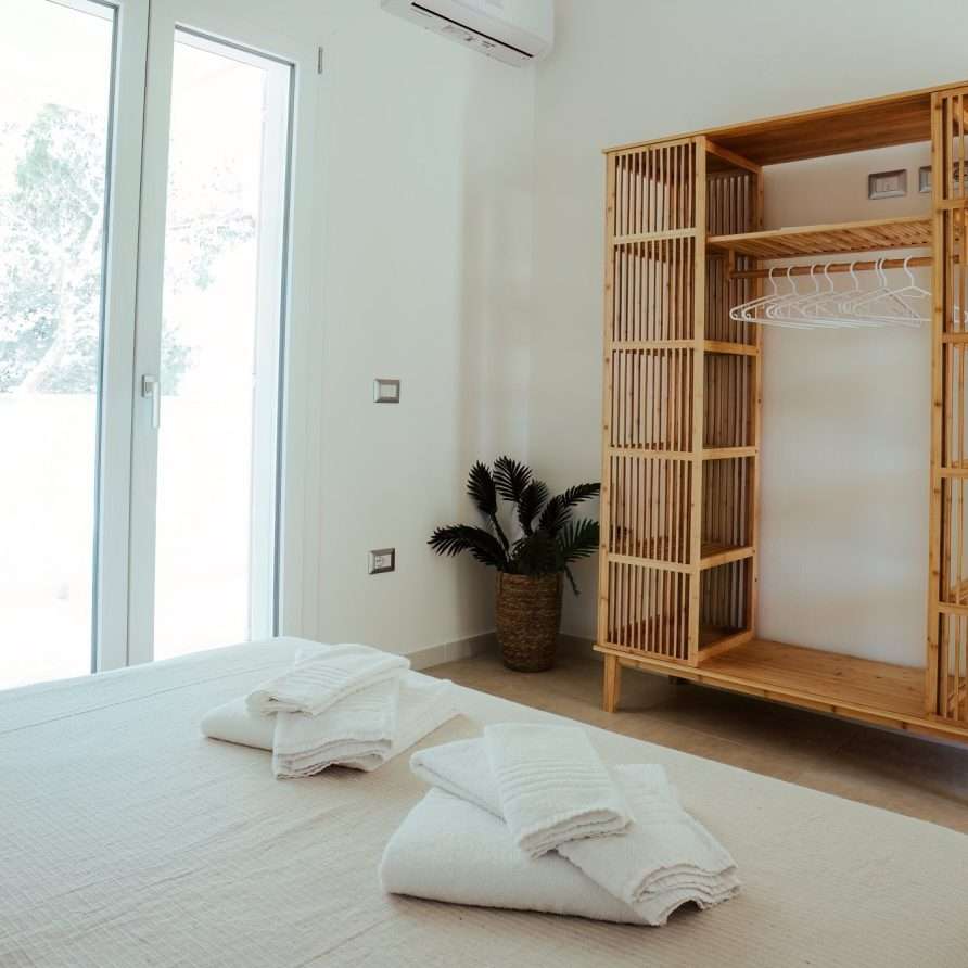 Shambala Attic Porto Pino – Schlafzimmer mit Kleiderschrank