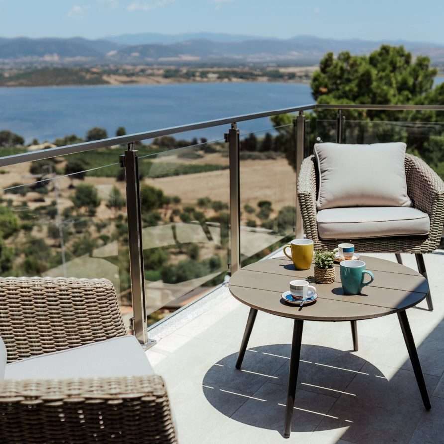 Shambala Attic Porto Pino – Sitzbereich auf der Terrasse