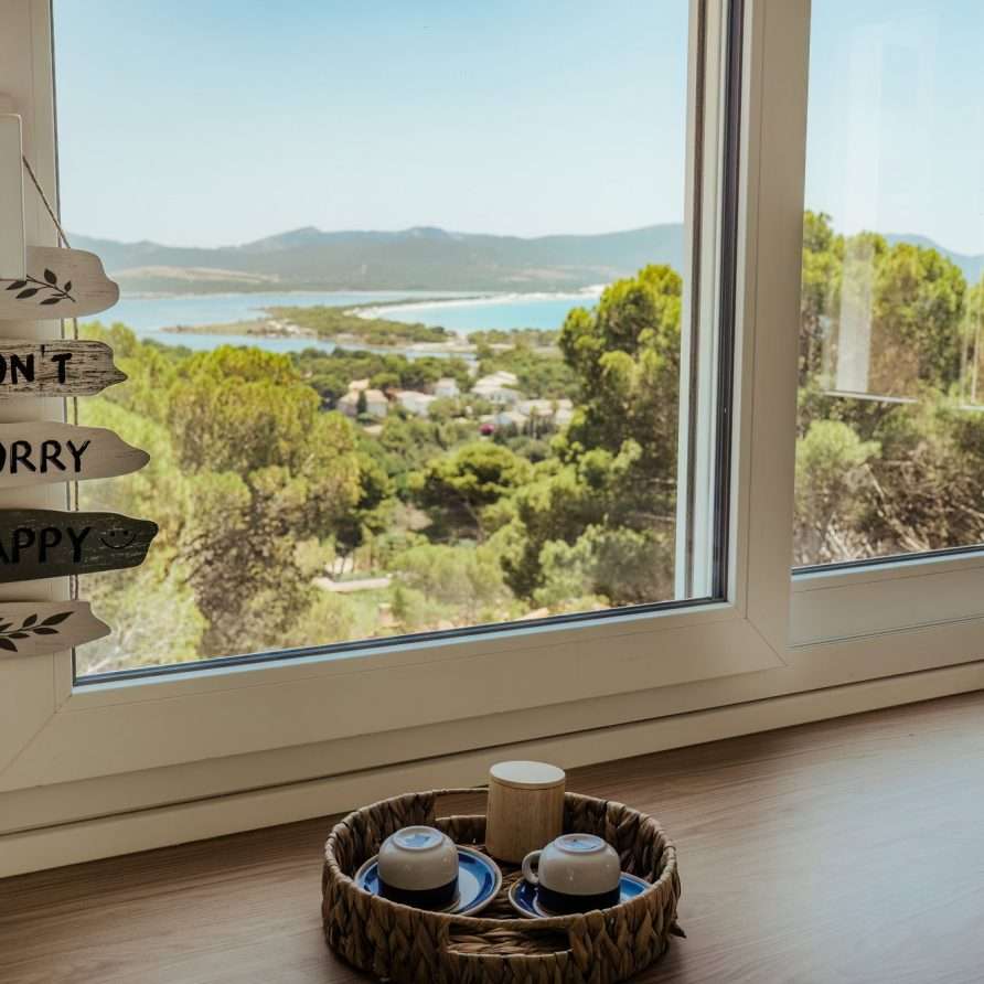 Shambala Attic Porto Pino – Blick auf Porto Pino