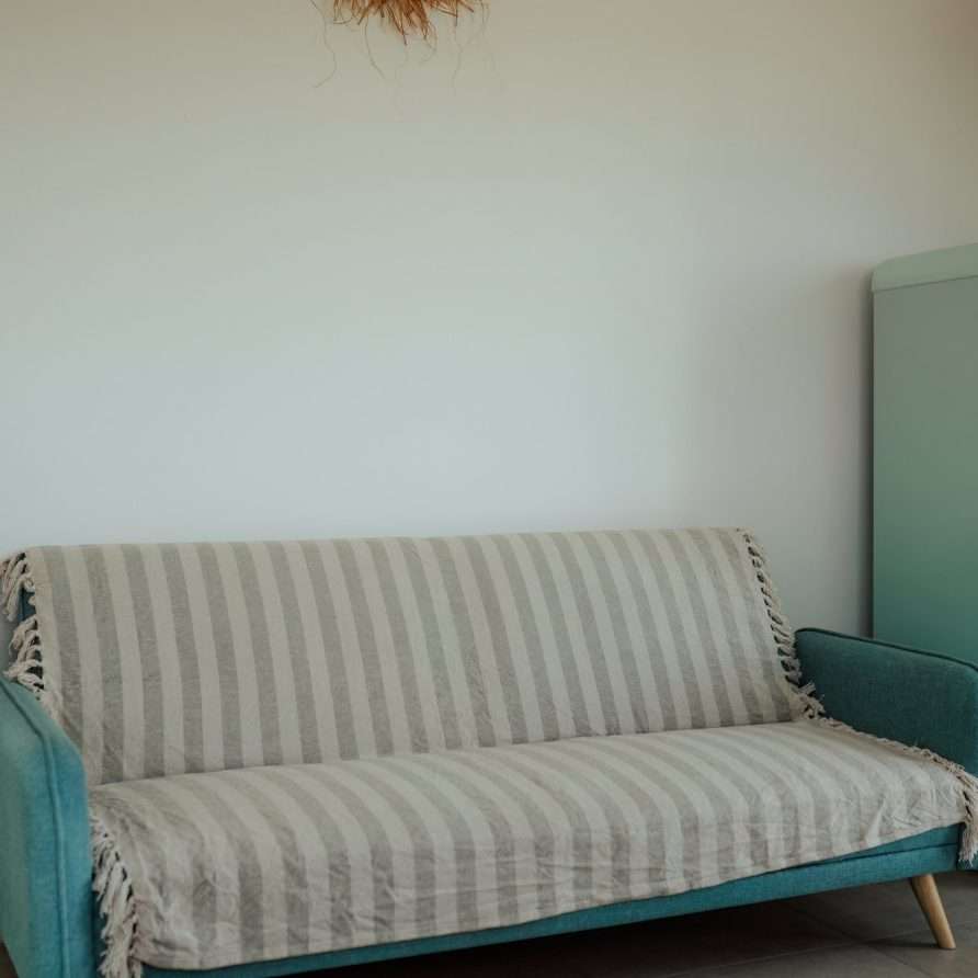 Shambala Attic Porto Pino – divano frigo