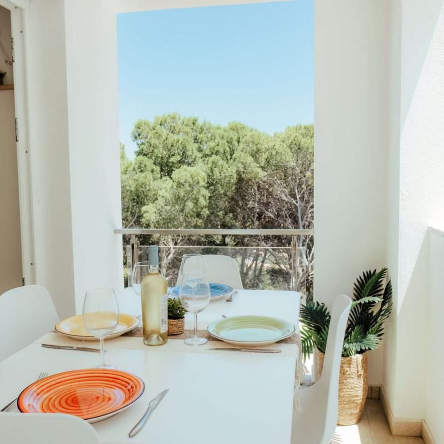 Shambala Balcony Porto Pino – Balkon mit Meerblick