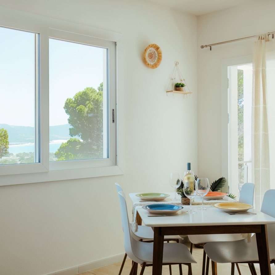 Shambala Balcony Porto Pino – Wohnzimmerfenster mit Aussicht