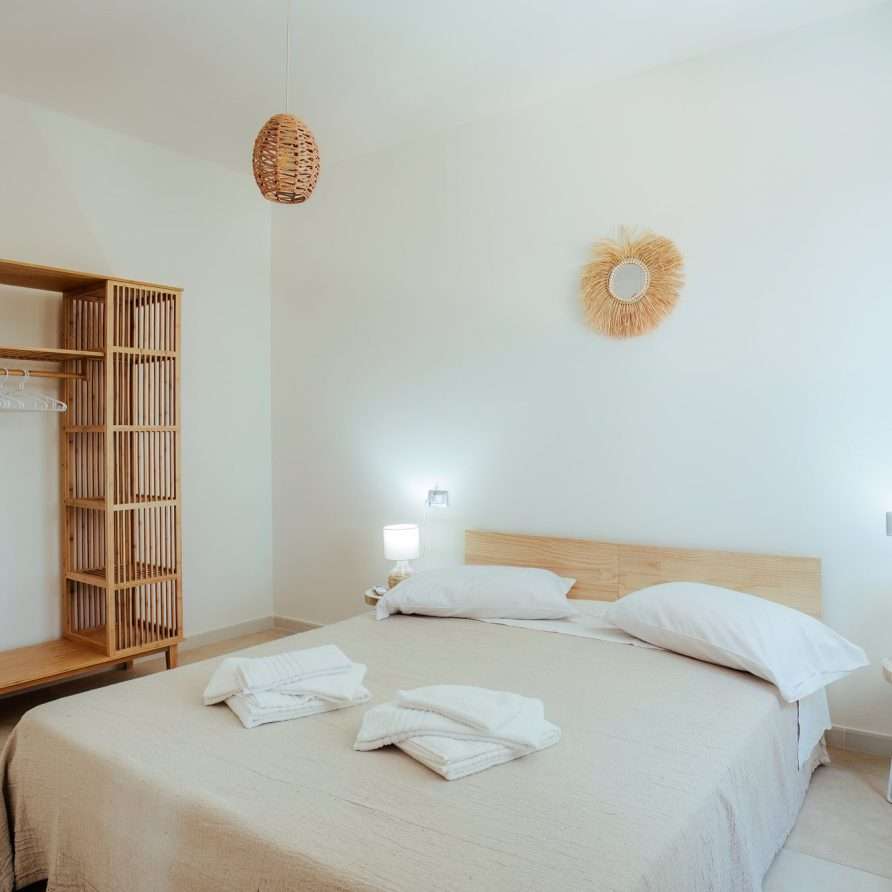 Shambala Balcony Porto Pino – Schlafzimmer mit Kleiderschrank