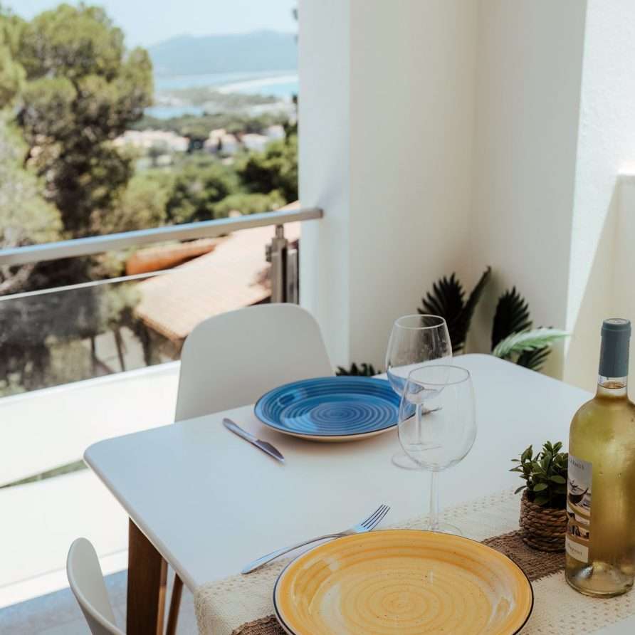 Shambala Balcony Porto Pino – Frühstück auf dem Balkon