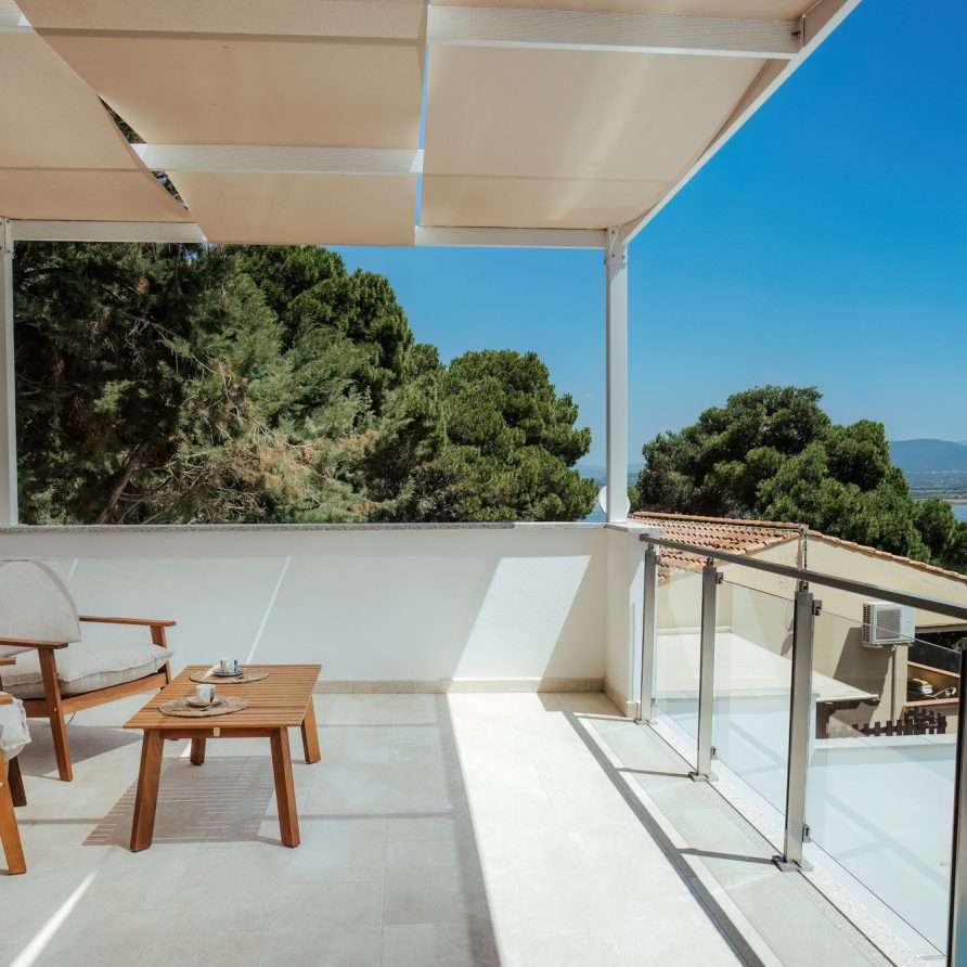 Shambala Duo Porto Pino – Sitzbereich auf der Terrasse