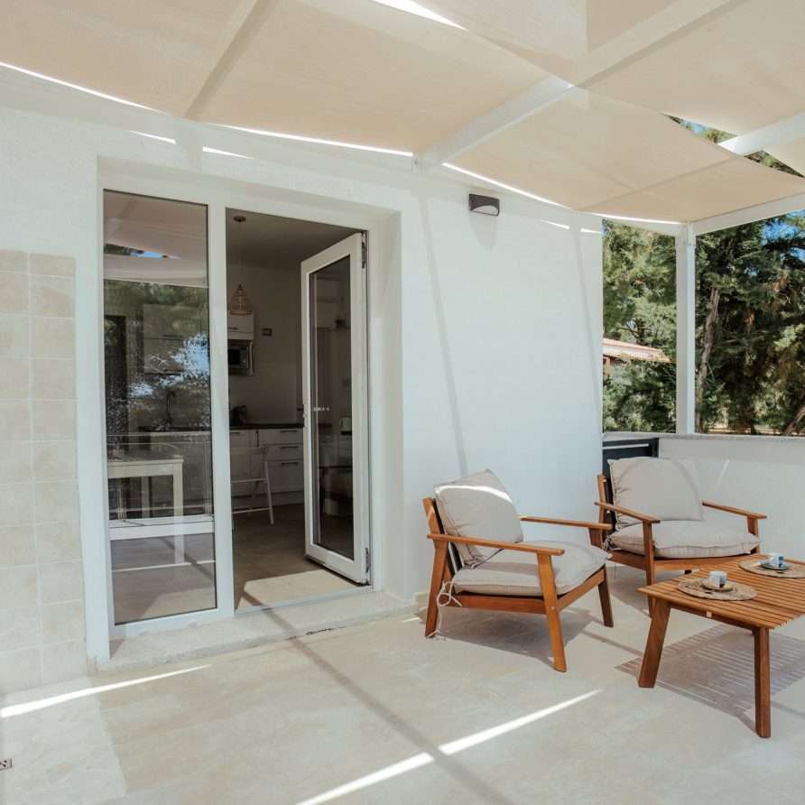 Shambala Duo Porto Pino – Terrasse am Eingang