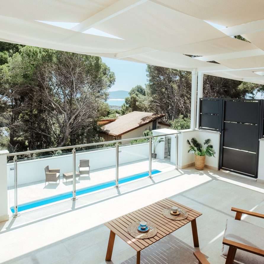 Shambala Duo Porto Pino – Terrasse mit Poolblick