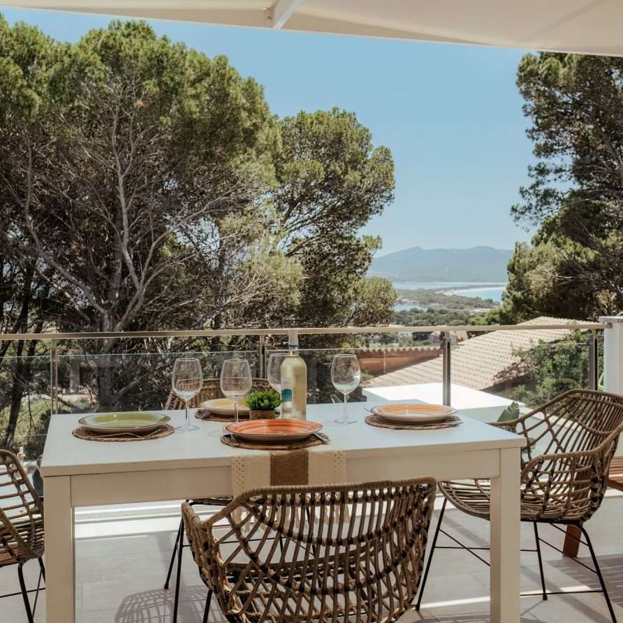 Shambala Trio Porto Pino – Essbereich auf der Terrasse mit Aussicht