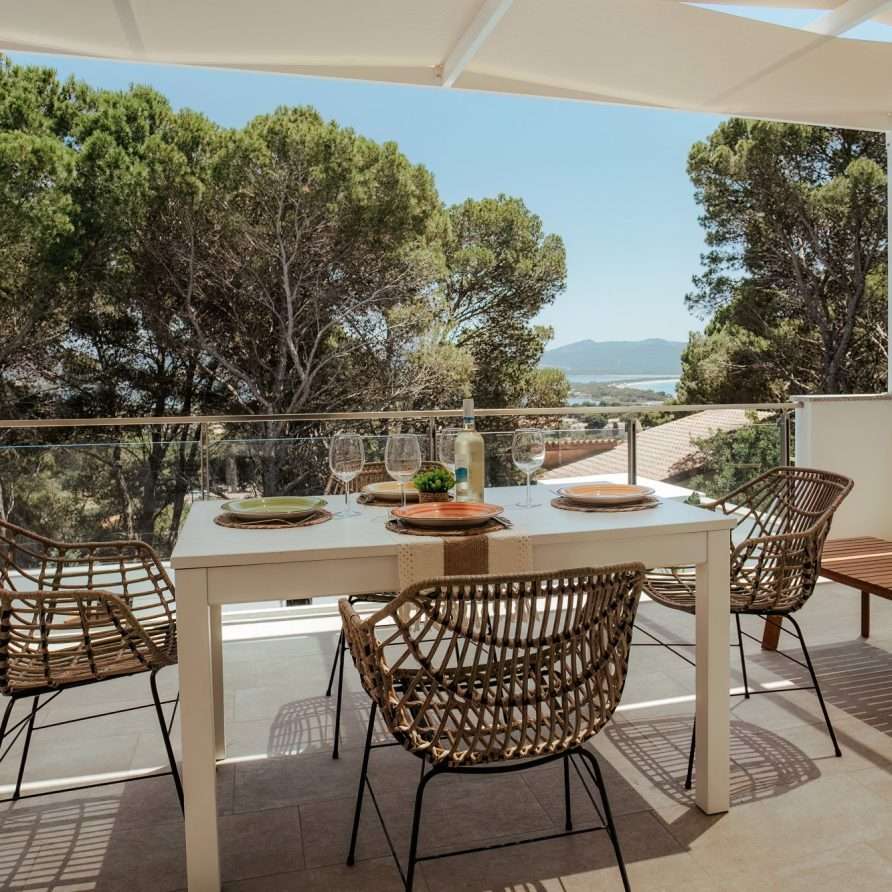 Shambala Trio Porto Pino – Sitzbereich auf der Terrasse
