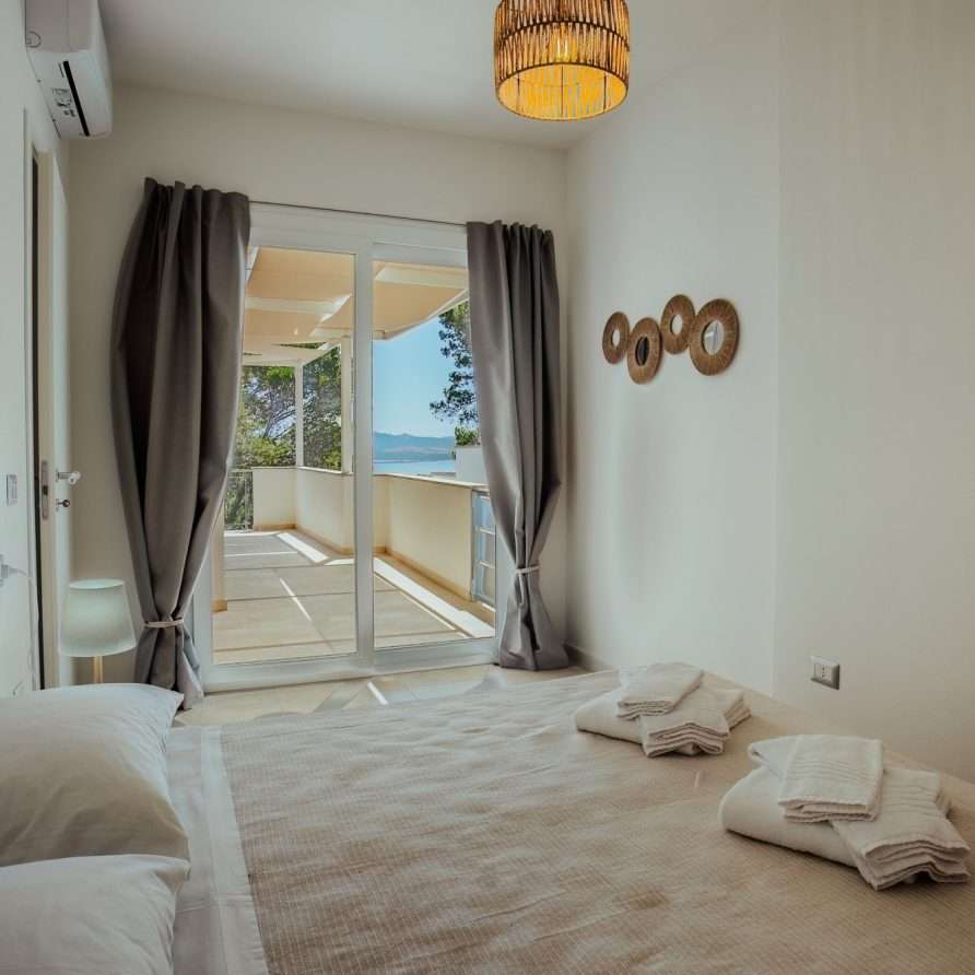 Shambala Trio Porto Pino – Schlafzimmer und Terrasse