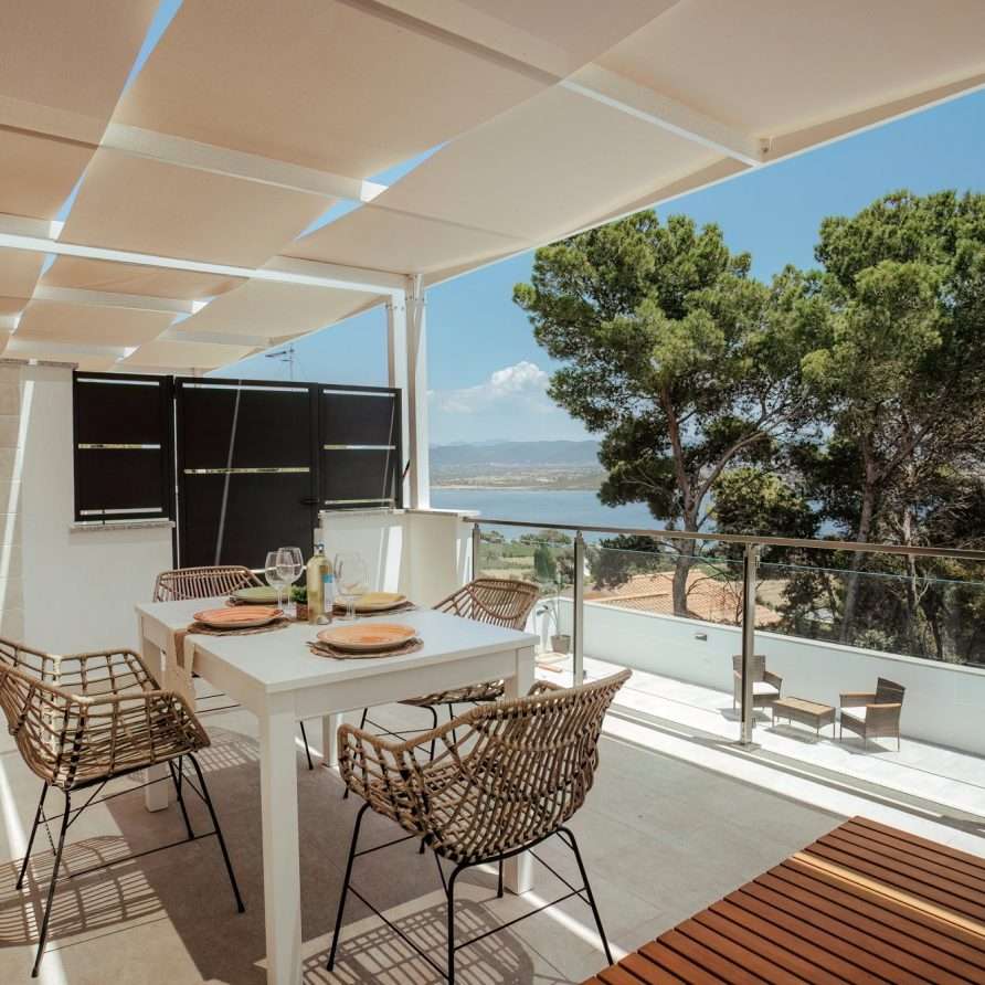 Shambala Trio Porto Pino – Terrasse mit Pergola