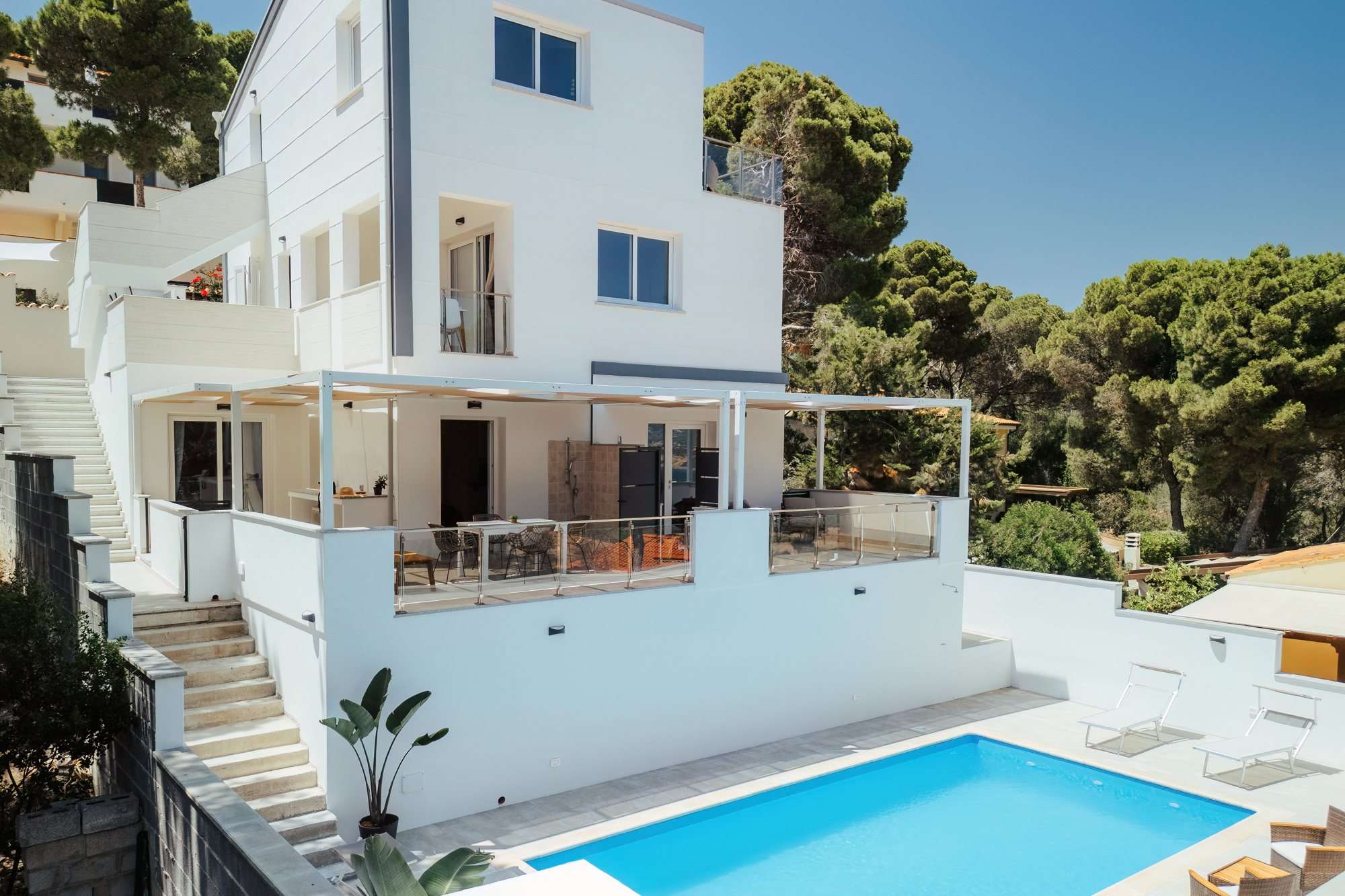 Shambala Villa in Porto Pino: die Villa mit Terrassen und Pool
